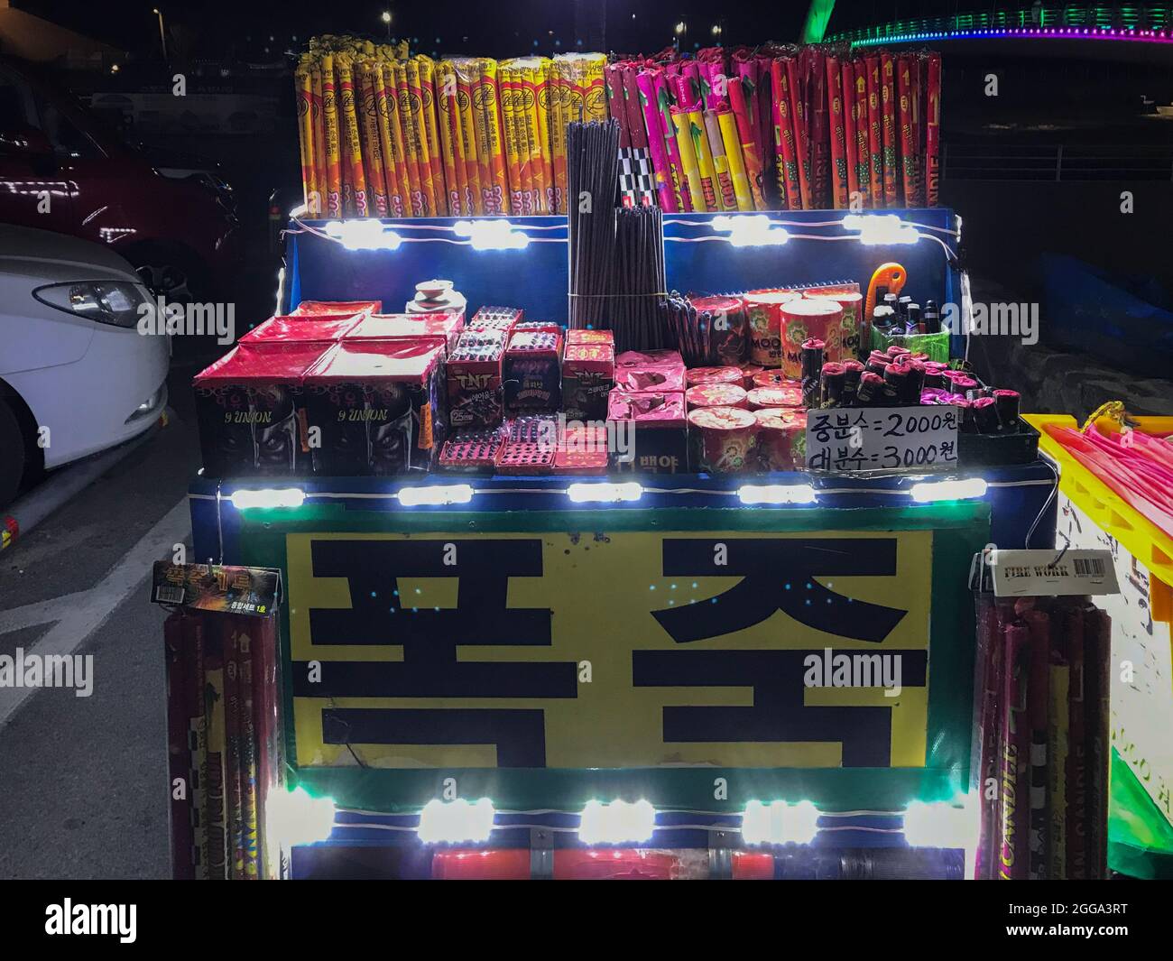 Gangneung, Corea del Sud - 16 febbraio 2018: Fuochi d'artificio venduti su un mercato di strada di notte Foto Stock