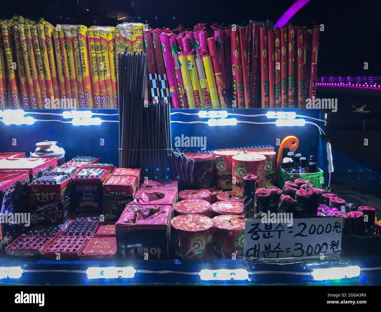 Gangneung, Corea del Sud - 16 febbraio 2018: Fuochi d'artificio venduti su un mercato di strada di notte Foto Stock