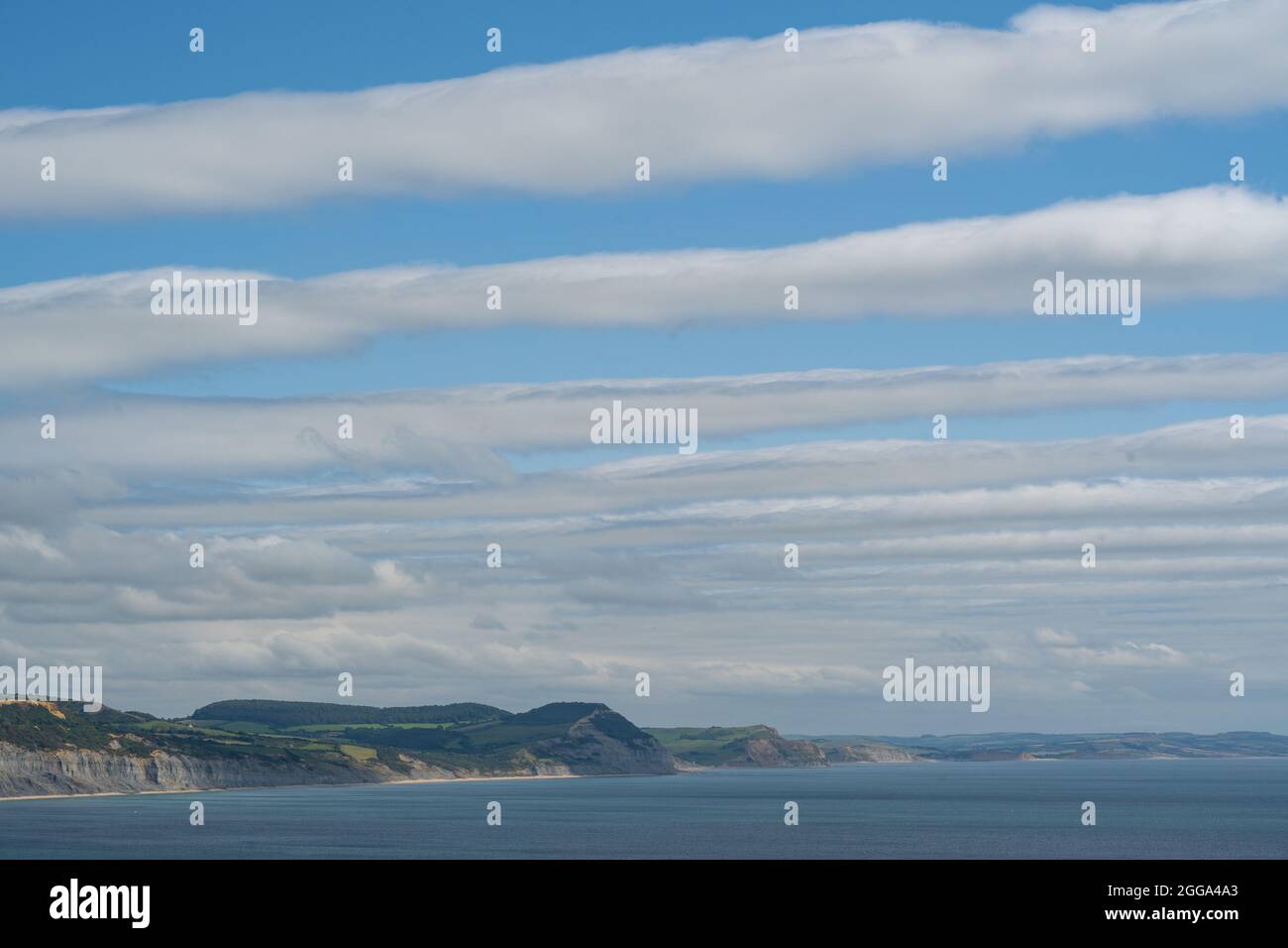 Lyme Regis, Dorset, Regno Unito. 30 ago 2021. UK Meteo: Nuvole chiaro sopra la costa Jurassic e Lyme Regis creazione di strisce nel cielo. Credit: Celia McMahon/Alamy Live News Foto Stock