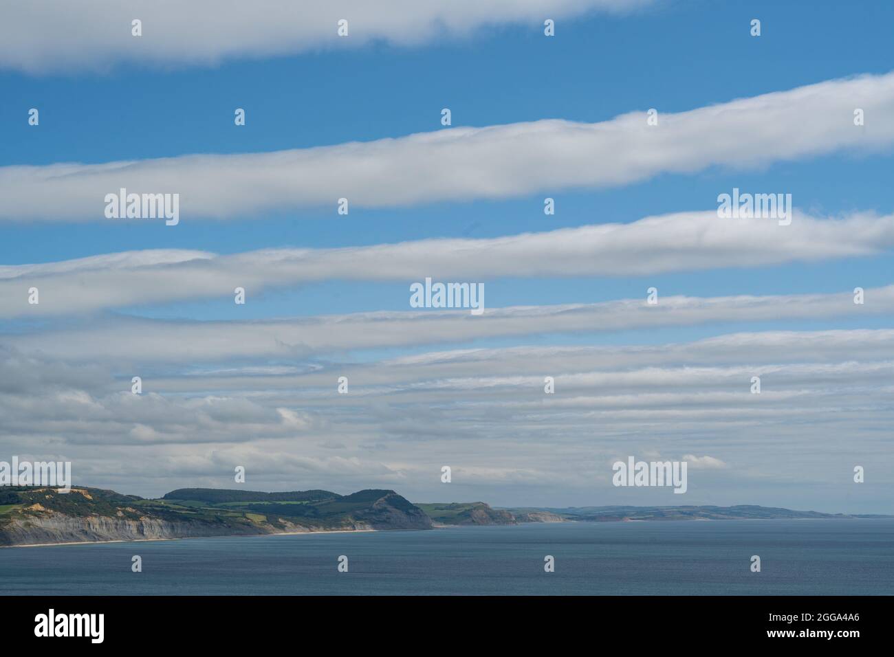 Lyme Regis, Dorset, Regno Unito. 30 ago 2021. UK Meteo: Nuvole chiaro sopra la costa Jurassic e Lyme Regis creazione di strisce nel cielo. Credit: Celia McMahon/Alamy Live News Foto Stock