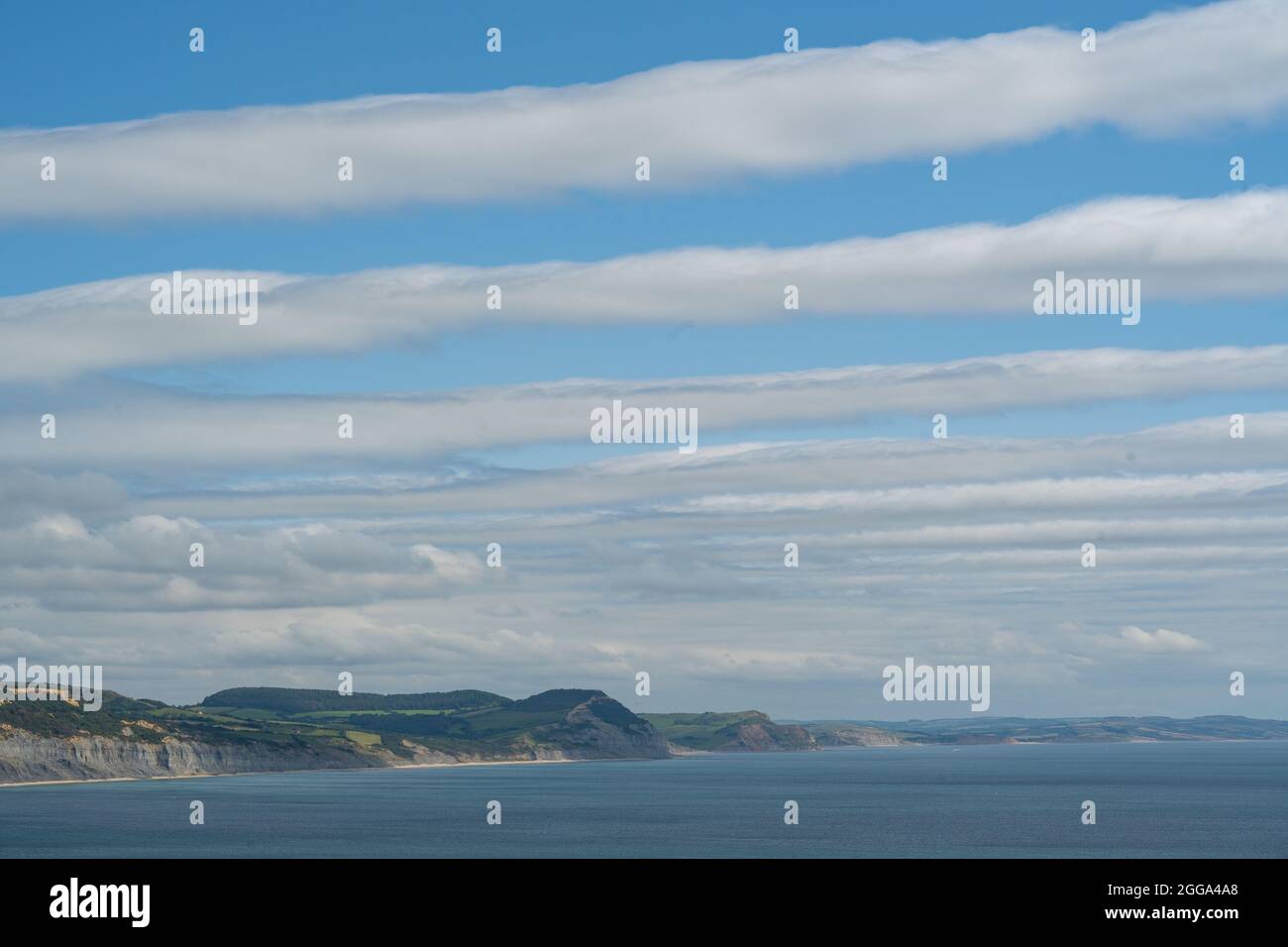 Lyme Regis, Dorset, Regno Unito. 30 ago 2021. UK Meteo: Nuvole chiaro sopra la costa Jurassic e Lyme Regis creazione di strisce nel cielo. Credit: Celia McMahon/Alamy Live News Foto Stock