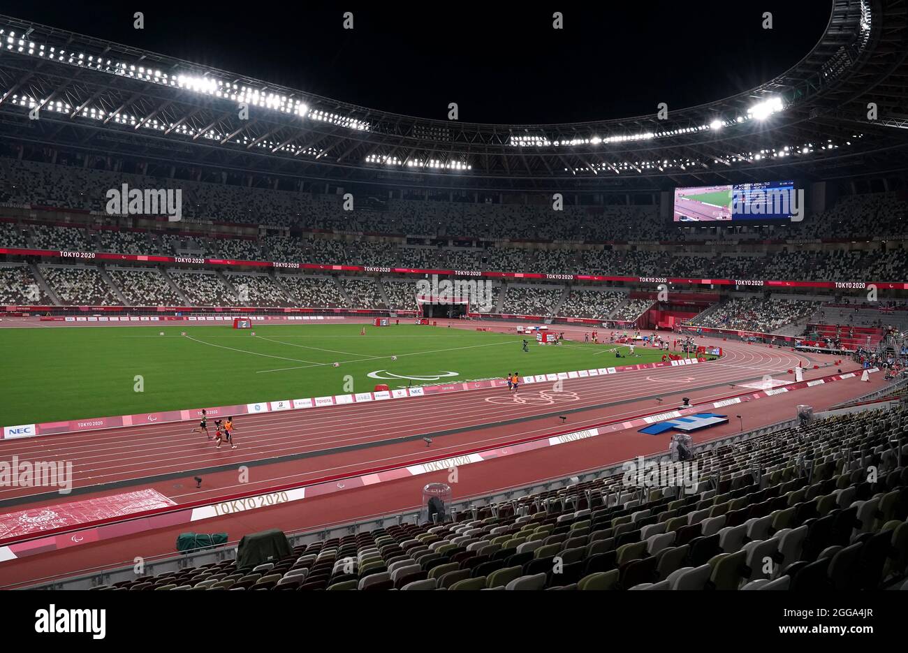 Vista generale dei 400m - T12 delle donne si riscalda durante l'atletica allo Stadio Olimpico il giorno sei dei Giochi Paralimpici di Tokyo 2020 in Giappone. Data foto: Lunedì 30 agosto 2021. Foto Stock