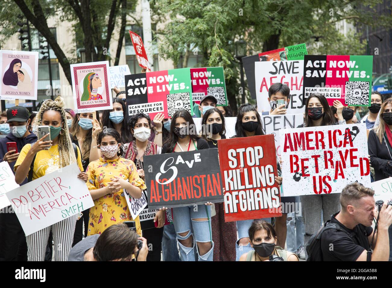 Rally alla NY Public Library per gli Stati Uniti di fare il proprio dovere e salvare tutti gli afghani che vogliono fuggire dalla barbarica presa di controllo talebani del paese. Foto Stock