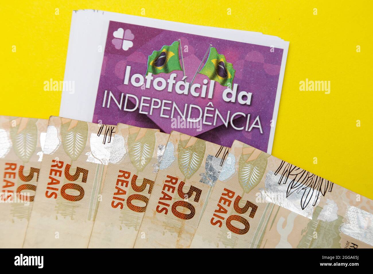 Minas Gerais, Brasile - 19 agosto 2021: Biglietto della lotteria Caixa Lotofacil da Independencia e contanti Foto Stock