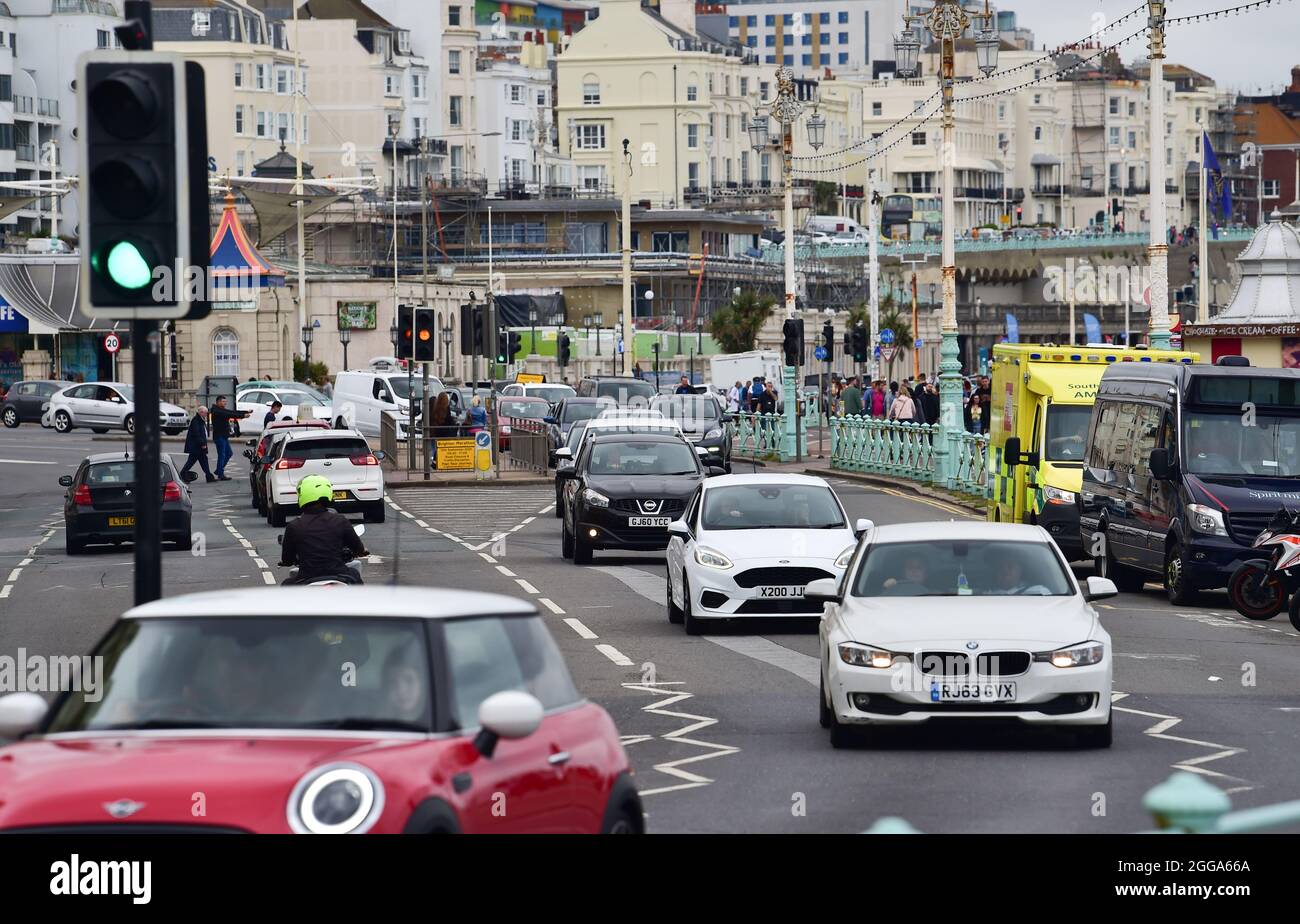 Brighton UK 30 agosto 2021 - traffico congestionato lungo il lungomare di Brighton come i visitatori affollano in città nonostante il tempo overcast di agosto festa della banca . : Credit Simon Dack / Alamy Live News Foto Stock