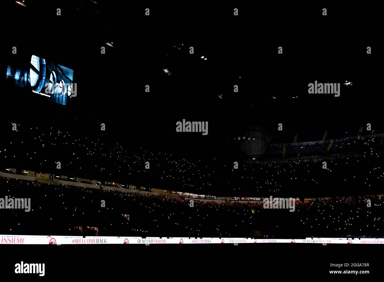 Milano, Italia. 29 agosto 2021. Gli spettatori accendono le luci dei loro telefoni cellulari durante la Serie 2021/2022 UNA partita di calcio tra AC Milan e Cagliari Calcio allo Stadio Giuseppe Meazza di Milano, 29 agosto 2021. Foto Andrea Staccioli/Insidefoto Credit: Ininsidefoto srl/Alamy Live News Foto Stock