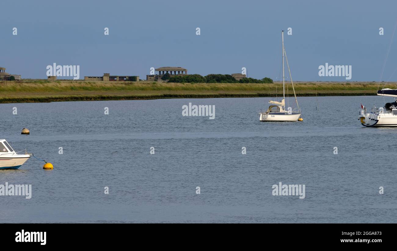 Orford e Orford Ness Pagodas con barca a vela Foto Stock