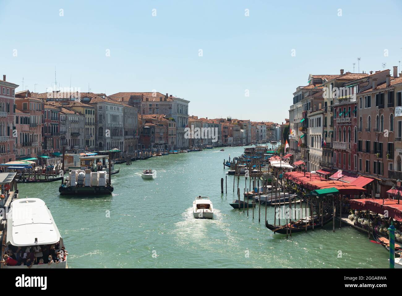 Canal Grande con turisti gondole e battelli dall'alto -Venezia,Italia Foto Stock