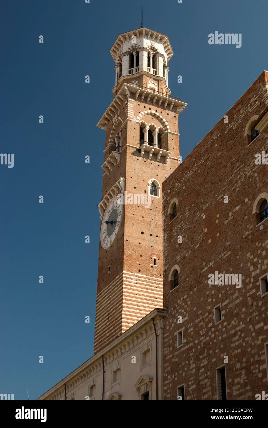 Torre dei Lamberti Via della Costa Verona Italia Foto Stock