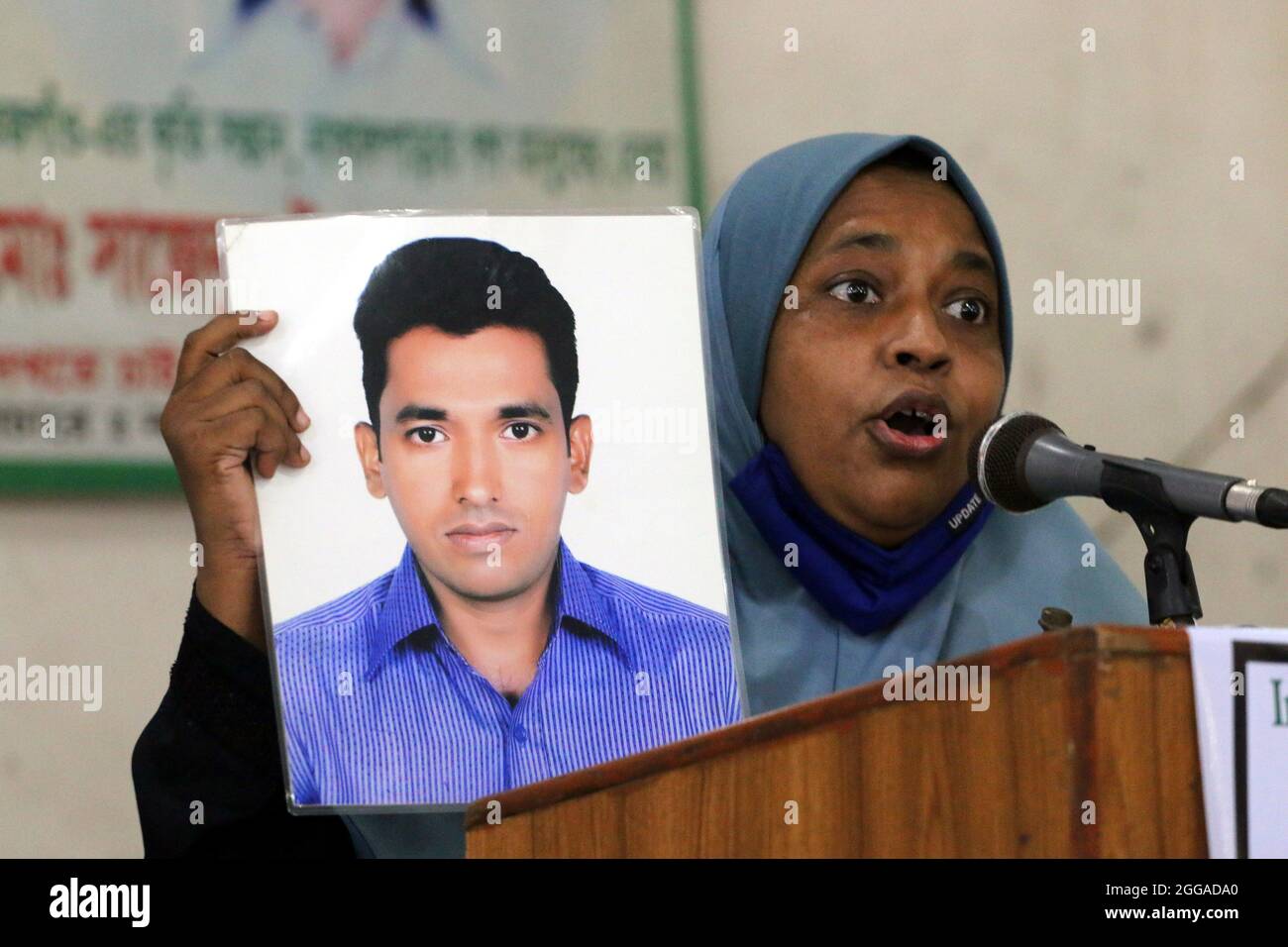 Dhaka, Bangladesh. 30 agosto 2021. Madre di una vittima di sparizione forzata parla durante una conferenza stampa presso il National Press Club per commemorare la Giornata Internazionale contro la sparizione forzata per chiedere al governo di prendere misure per restituire le loro vittime. Il 30 agosto 2021 a Dhaka, Bangladesh. (Foto di Habibur Rahman/ Credit: Eyepix Group/Alamy Live News Foto Stock