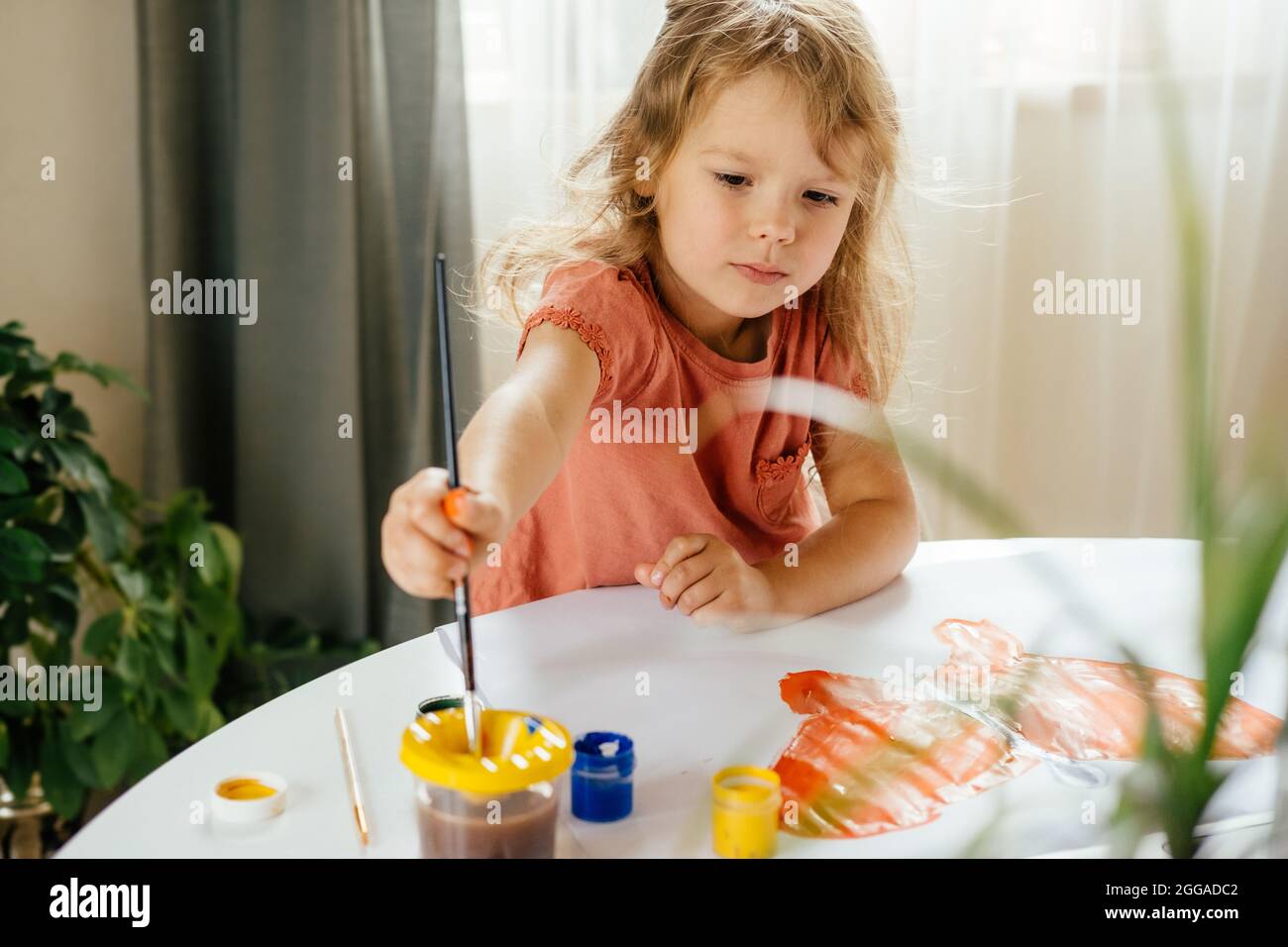 La ragazza che trascorre un po' di tempo a disegnare l'immagine utilizzando un computer portatile a casa. Apprendimento a distanza, formazione online. Foto Stock