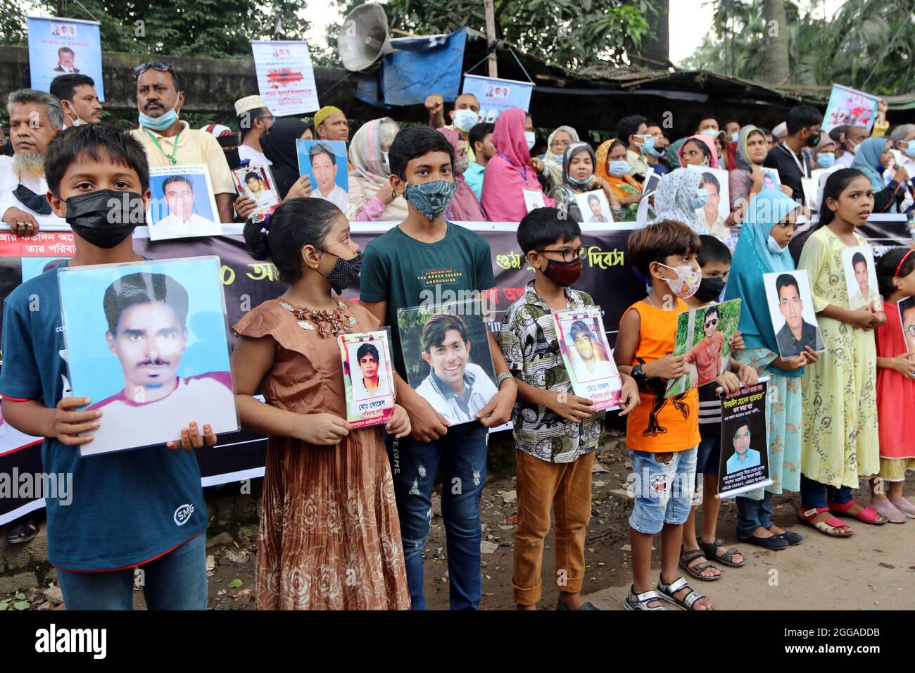 Dhaka, Bangladesh. 30 ago 2021. I parenti ritrattano le loro vittime di sparizione forzata durante una conferenza stampa presso il National Press Club per commemorare la Giornata Internazionale contro la sparizione forzata per chiedere al governo di prendere misure per restituire le loro vittime. Il 30 agosto 2021 a Dhaka, Bangladesh. (Foto di Habibur Rahman/ Credit: Eyepix Group/Alamy Live News Foto Stock