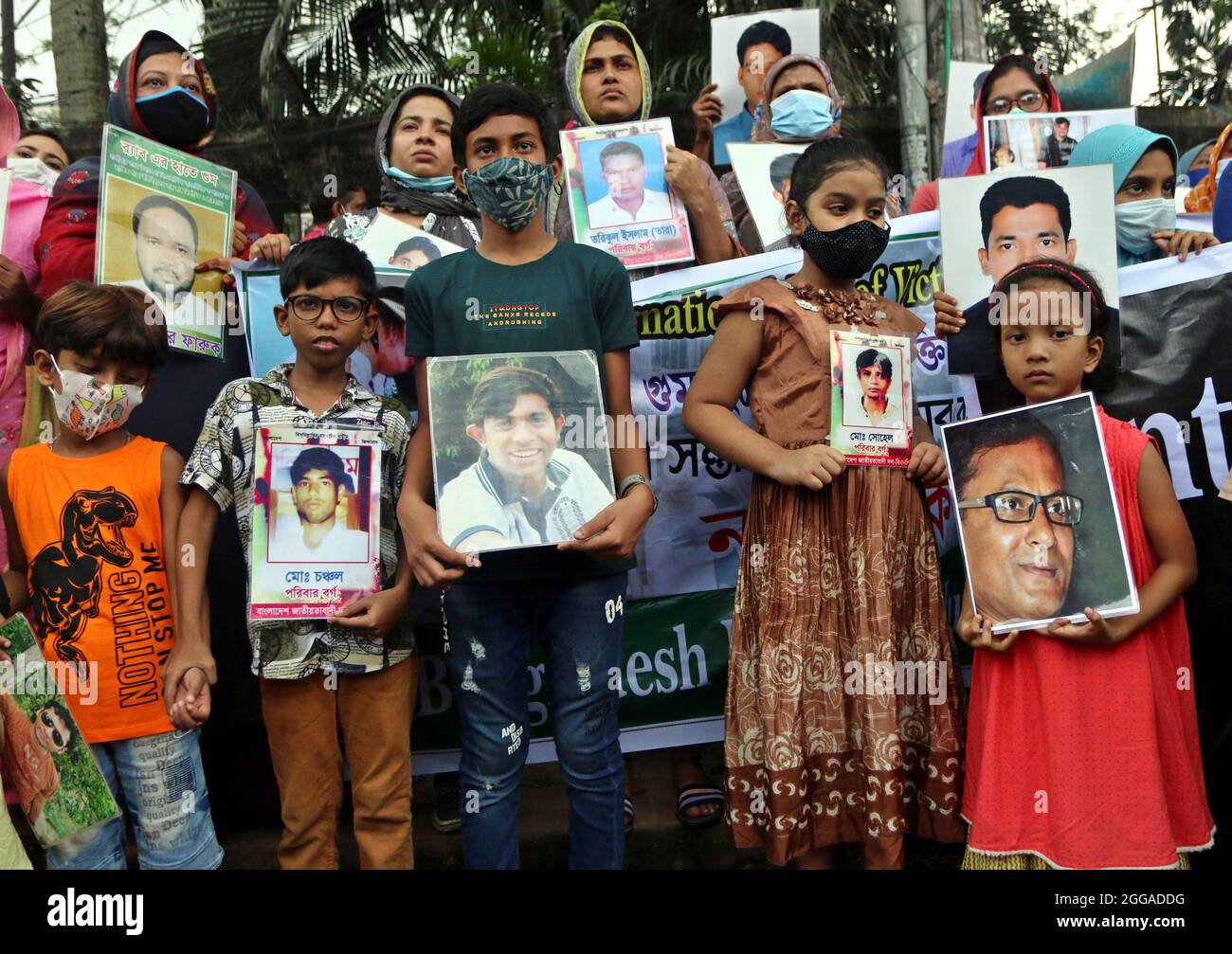 Dhaka, Bangladesh. 30 ago 2021. I parenti ritrattano le loro vittime di sparizione forzata durante una conferenza stampa presso il National Press Club per commemorare la Giornata Internazionale contro la sparizione forzata per chiedere al governo di prendere misure per restituire le loro vittime. Il 30 agosto 2021 a Dhaka, Bangladesh. (Foto di Habibur Rahman/ Credit: Eyepix Group/Alamy Live News Foto Stock