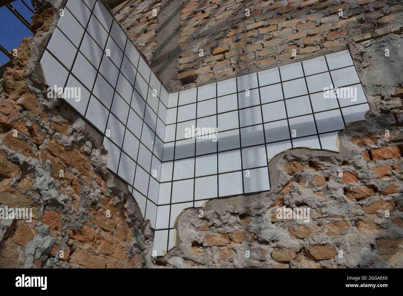 Ristrutturazione. Ristrutturazione del muro in costruzione con rimorchio esposto e piastrelle bianche in vista dal basso, Brasile, Sud America Foto Stock