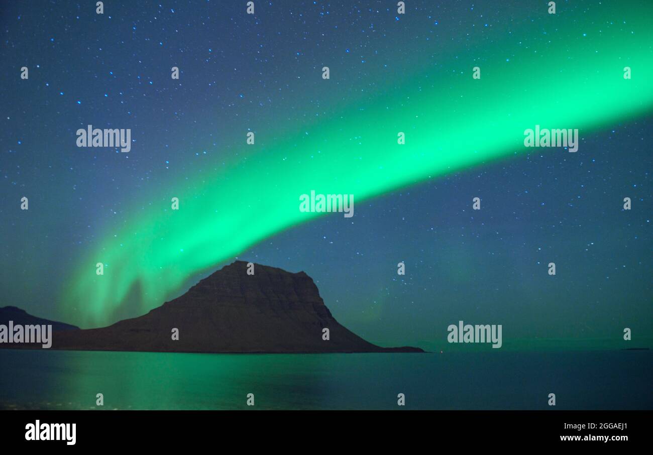 Un'incredibile aurora sulla penisola occidentale di Snaefelsness vista da Grundafjordur, una cittadina costiera di pescatori. Foto Stock