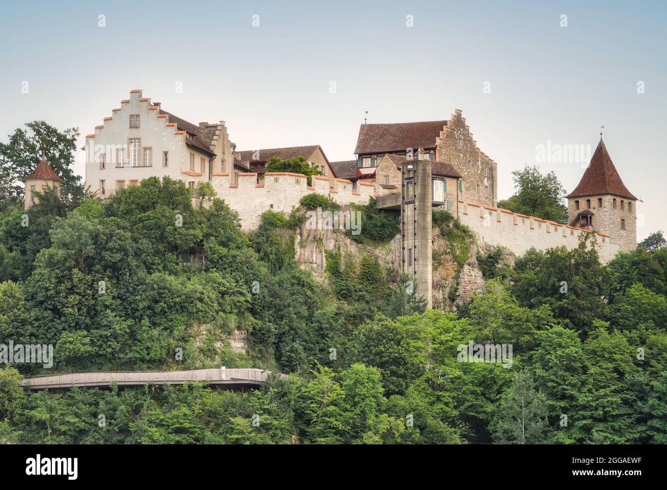 Schloss Laufen, Castello di Laufen, sulle cascate del Reno. Laufen-Uhwiesen, cantone di Zurigo, Svizzera. Foto Stock