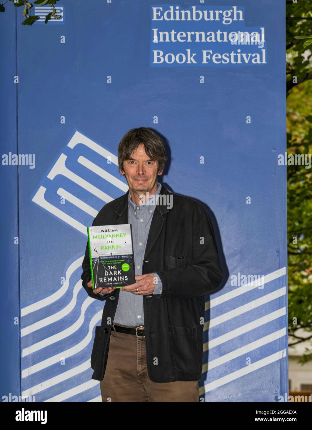 Edimburgo, Scozia, Regno Unito, 30 agosto 2021. Edinburgh International Book Festival: Nella foto: Ian Rankin, scrittrice scozzese del crimine, al festival del libro con il suo nuovo libro intitolato The Dark Stains basato su un libro incompiuto di William McIlvanney's Foto Stock