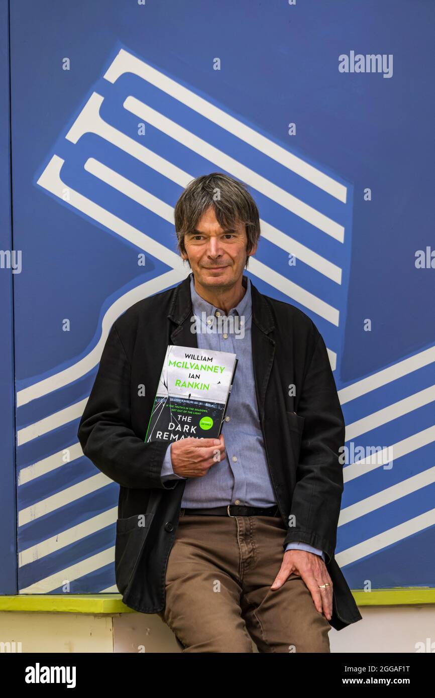 Edimburgo, Scozia, Regno Unito, 30 agosto 2021. Edinburgh International Book Festival: Nella foto: Ian Rankin, scrittrice scozzese del crimine, al festival del libro con il suo nuovo libro intitolato The Dark Stains basato su un libro incompiuto di William McIlvanney's Foto Stock