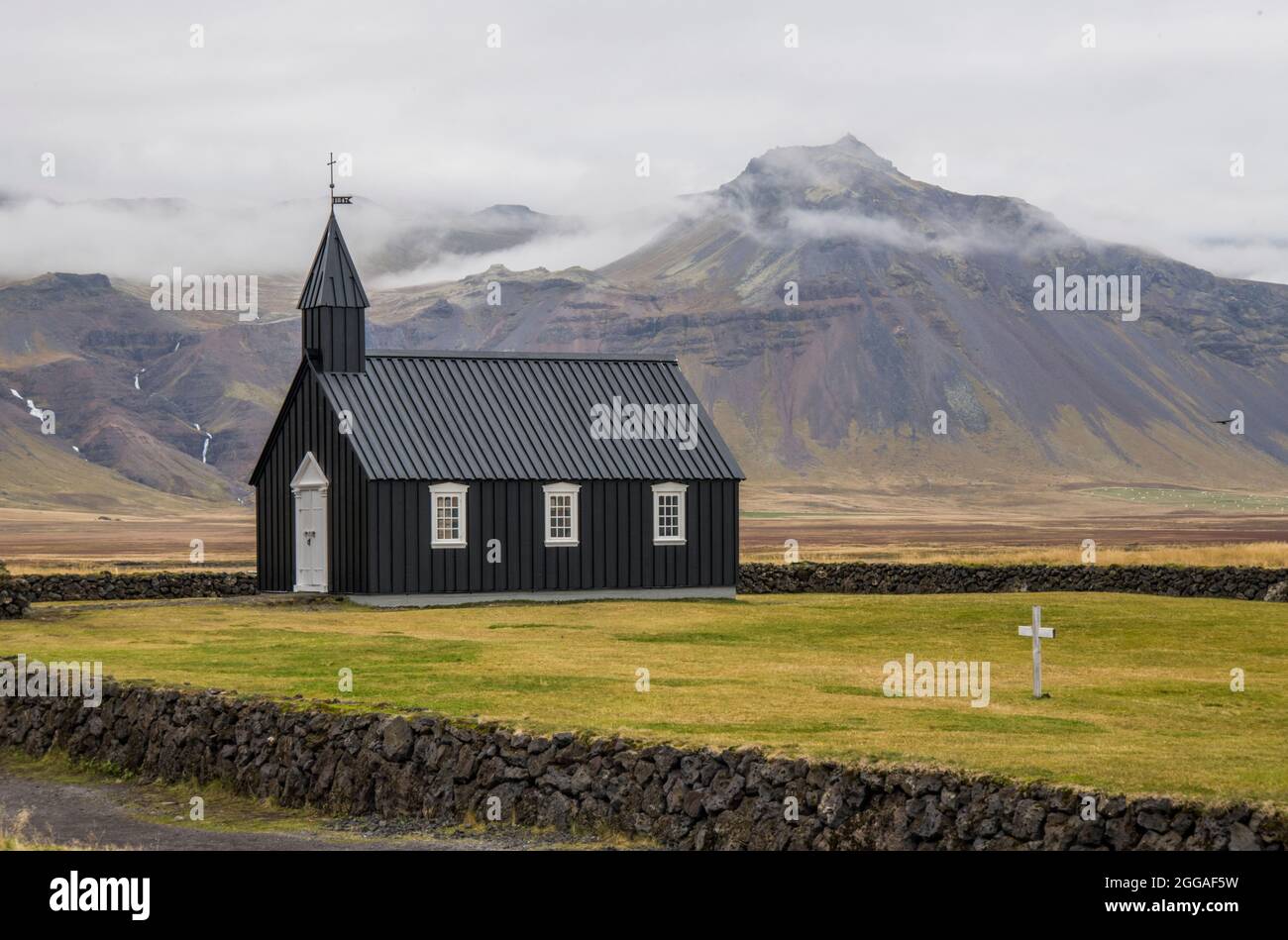 Chiesa dipinta di nero a Budir sulla penisola di Snaefeslnes sul lato occidentale dell'Islanda Foto Stock