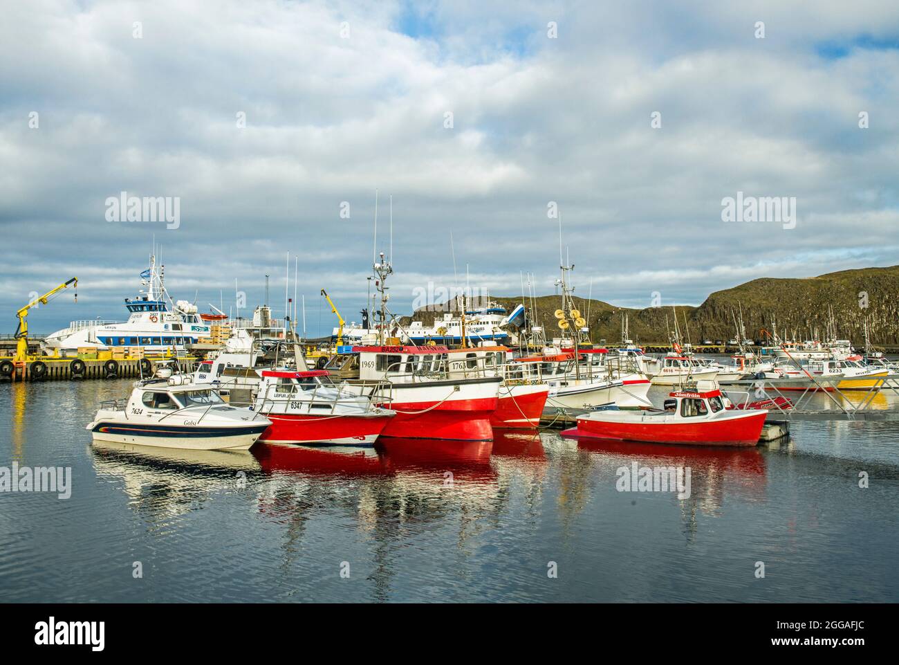 Il porto di Stykkisholmr pieno di barche ormeggiate sulla Snaefelsnes Peninula Islanda occidentale Foto Stock