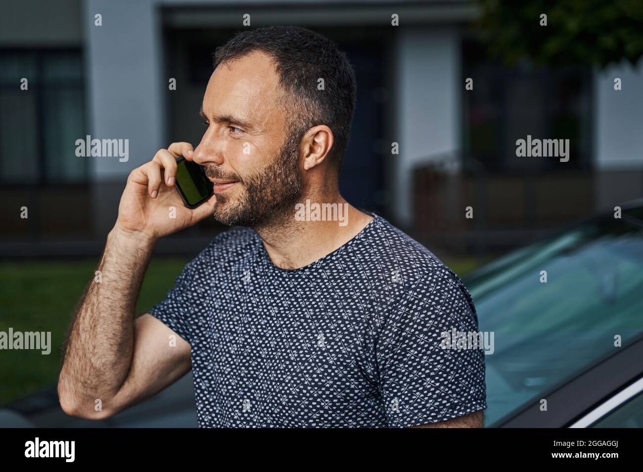 Uomo sicuro che è usato per risolvere i problemi sul telefono Foto Stock
