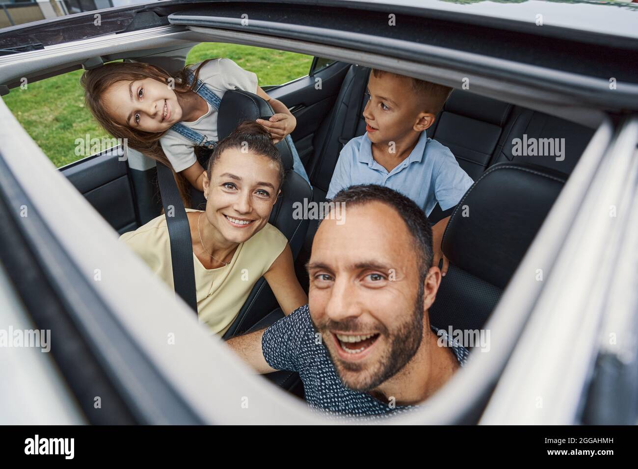Famiglia di quattro persone che si sentono eccitati prima del viaggio Foto Stock