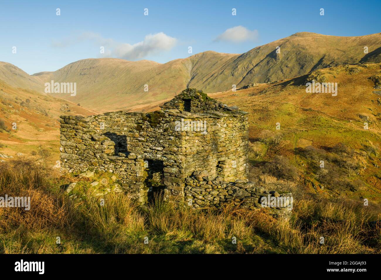 La parte superiore della valle di Troutbeck nel Parco Nazionale del Distretto dei Laghi con campane e un vecchio fienile abbandonato, in una limpida giornata di sole invernale Foto Stock