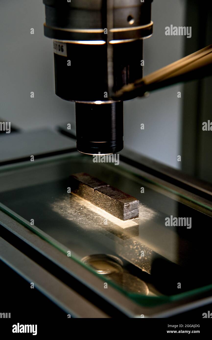 La metallurgia è un ambito di scienza e ingegneria dei materiali che studia il comportamento fisico e chimico degli elementi metallici, i loro intermetallici Foto Stock
