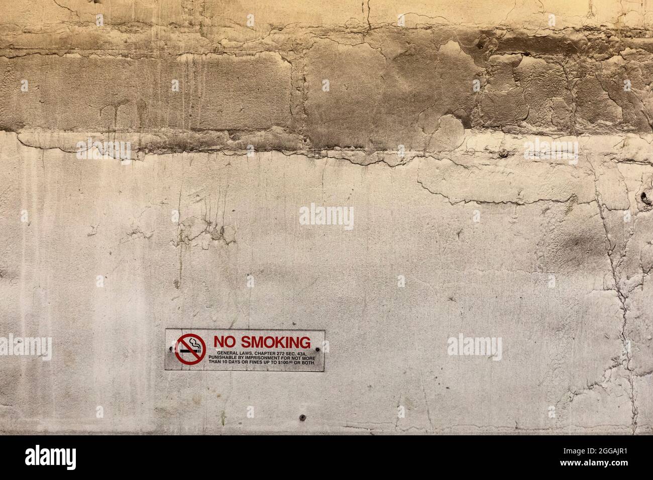 Non fumare segno incrinato muro metropolitana Foto Stock