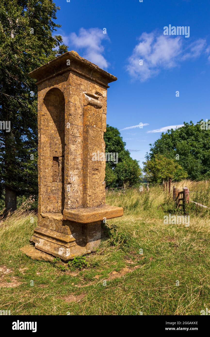 Il monumento Cromwell's Seat a Beckbury Iron Age Hillfort si affaccia sulle rovine di Hailes Abbey, Cotswolds, Gloucestershire, Inghilterra Foto Stock