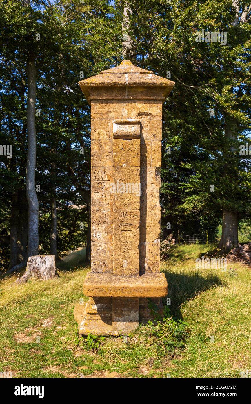 Il monumento Cromwell's Seat a Beckbury Iron Age Hillfort si affaccia sulle rovine di Hailes Abbey, Cotswolds, Gloucestershire, Inghilterra Foto Stock