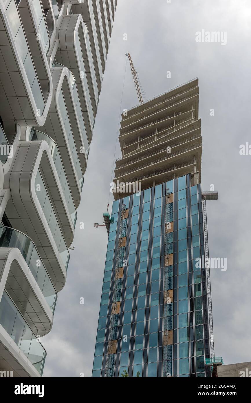 Facciate di due nuovi grattacieli nel centro di Francoforte sul meno Foto Stock