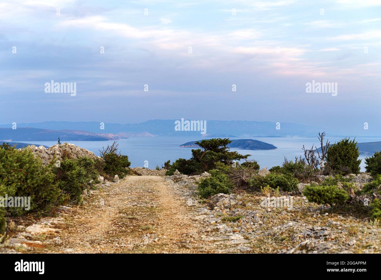 vista panoramica di una strada in avanti sull'isola di cres Foto Stock