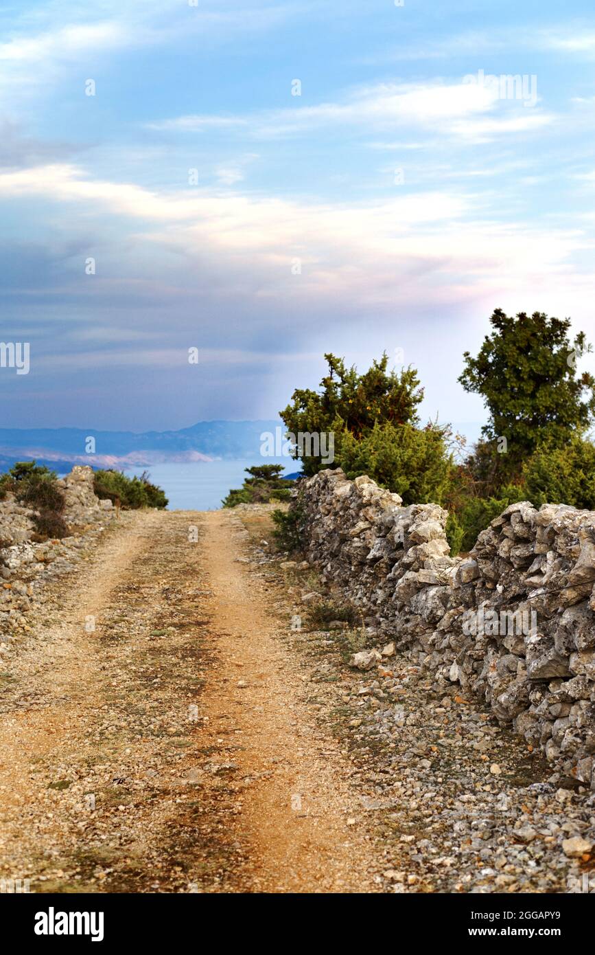 vista panoramica di una strada in avanti sull'isola di cres Foto Stock