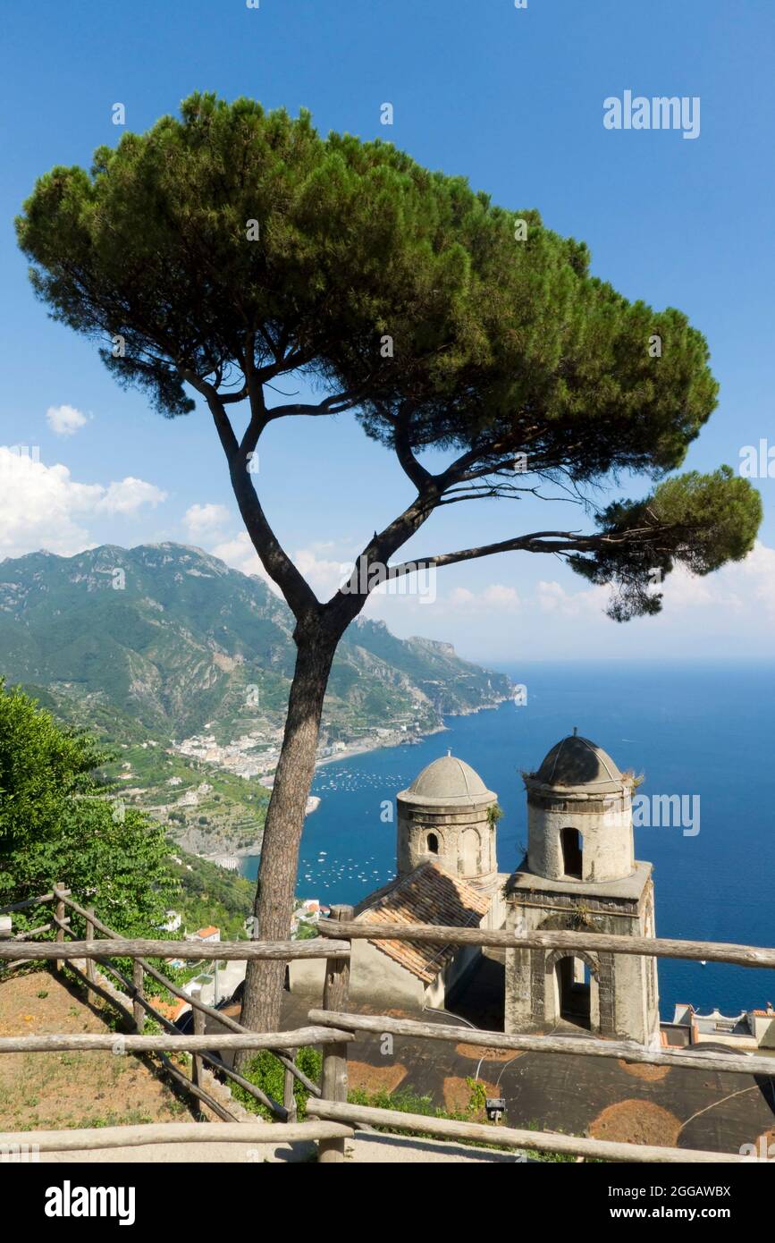 Vista panoramica dal Giardino di Villa Rufolo a Ravello Sulla Costiera Amalfitana in Italia Foto Stock