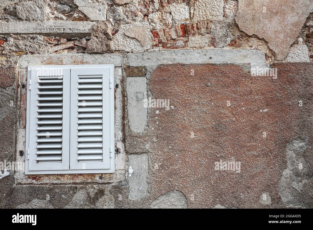 serramento in legno chiuso in una parete Foto Stock