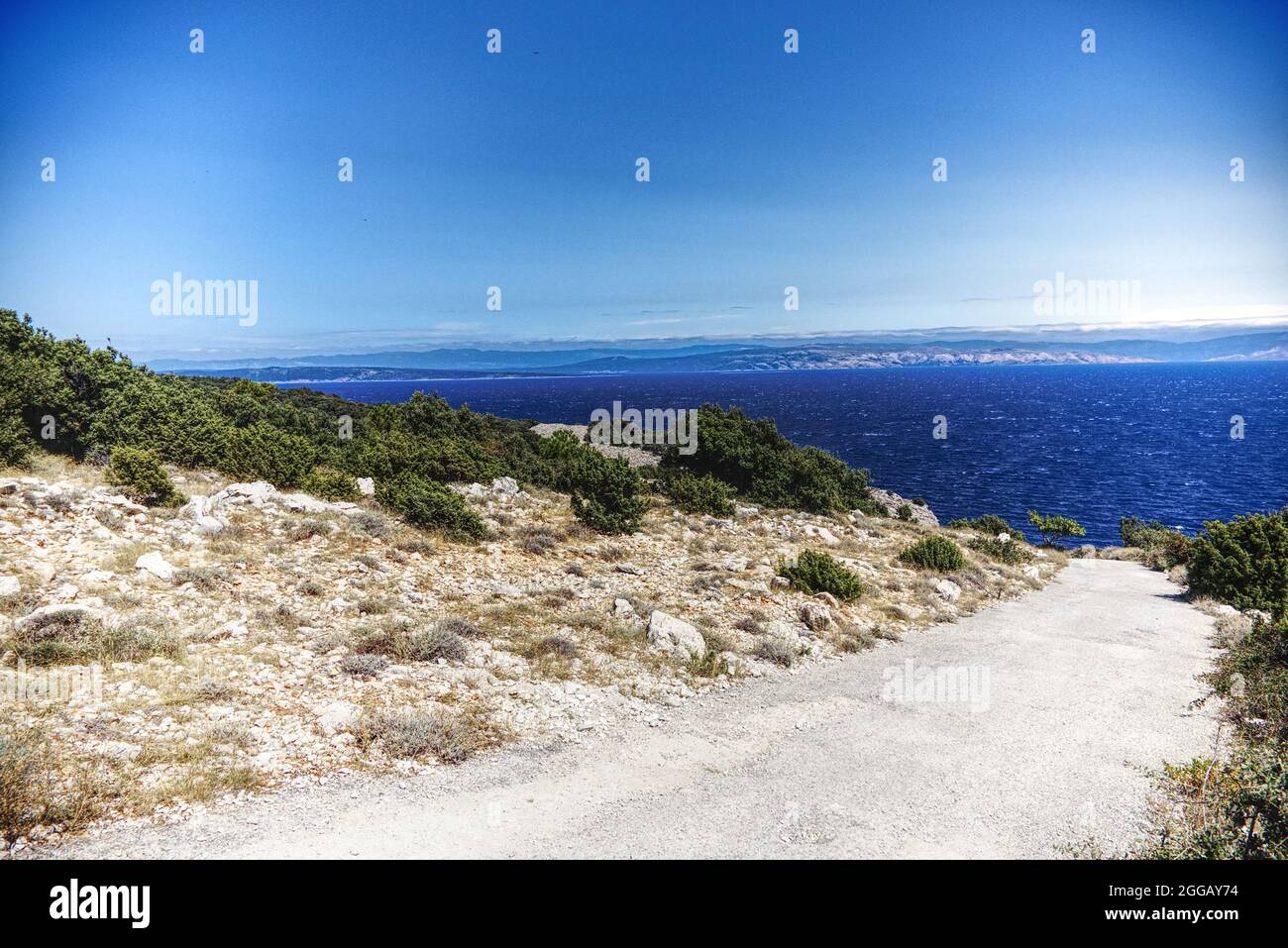 vista panoramica di una strada in avanti sull'isola di cres Foto Stock