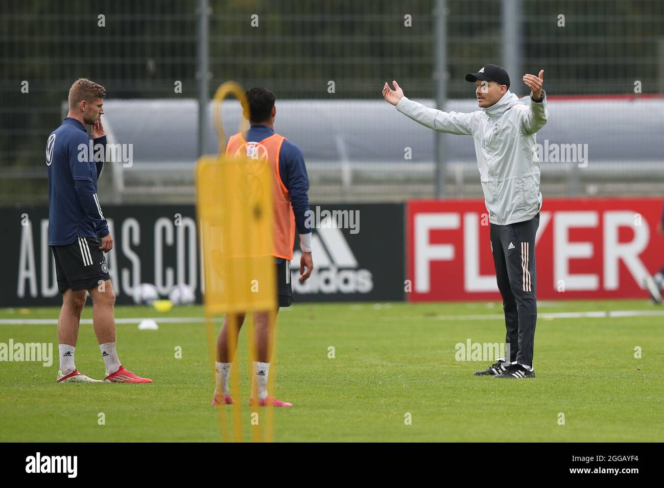 Stoccarda, Germania. 30 ago 2021. Calcio: Nazionale, allenamento all'ADM-Sportpark, Stoccarda. Assistente allenatore Danny Röhl (r) gesti in campo. Credit: Tom Weller/dpa/Alamy Live News Foto Stock