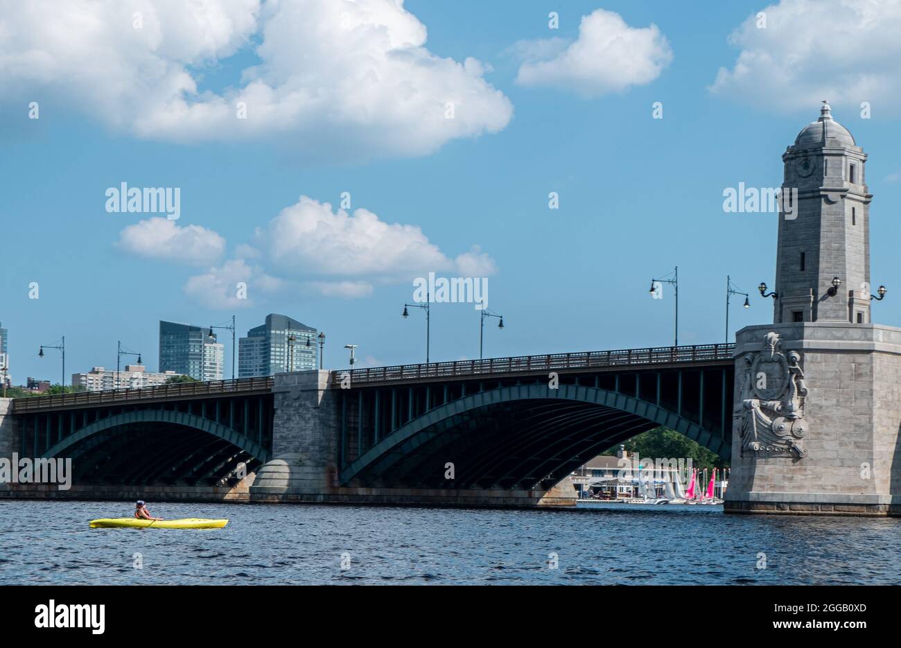 Il Longfellow Bridge è un ponte ad arco in acciaio che attraversa il fiume Charles e collega il quartiere Beacon Hill di Boston con l'area di Kendall Square Foto Stock