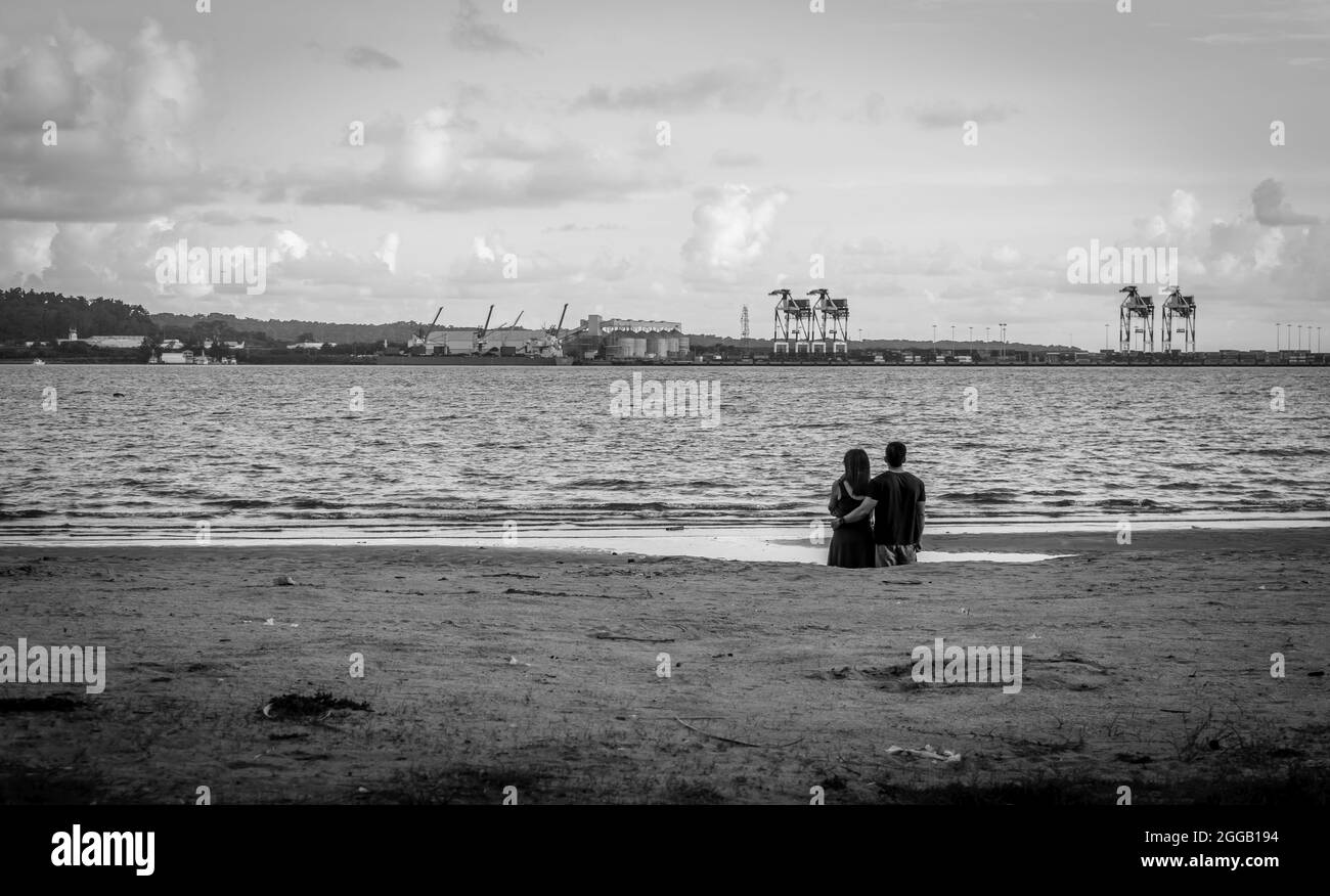 SUBIC, FILIPPINE - ago 01, 2017: Una vista in scala grigia di una coppia filippina che risale alla spiaggia di SMBA in Olongapo City Zambales Foto Stock