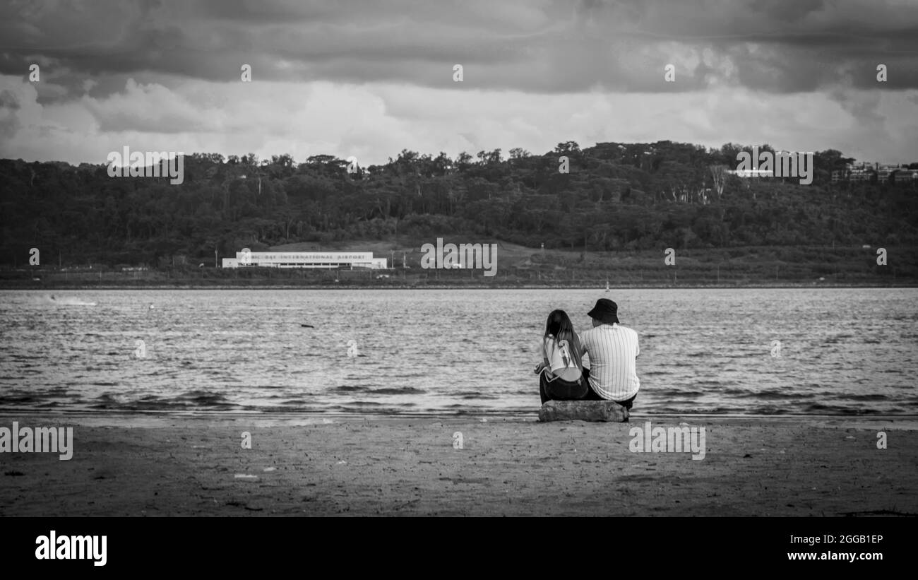 SUBIC, FILIPPINE - ago 01, 2017: Una vista in scala grigia di una coppia filippina che risale alla spiaggia di SMBA in Olongapo City Zambales Foto Stock