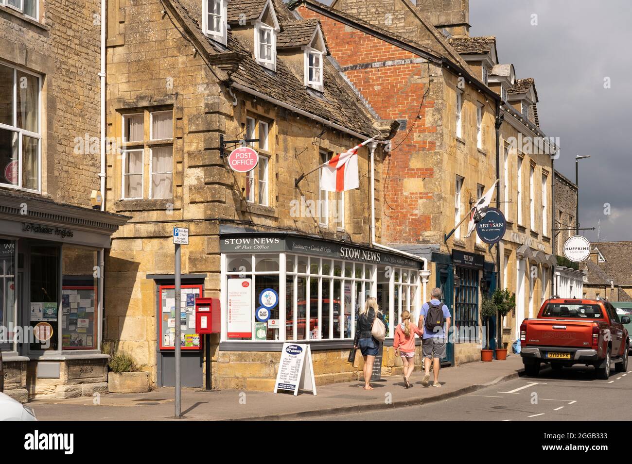 L'ufficio postale e di Stow News nella pittoresca cittadina di mercato Cotswold di Stow sul Wold, con tradizionali edifici in pietra calcarea. Agosto, Inghilterra Foto Stock