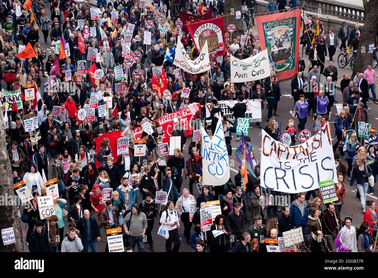 Grande dimostrazione passando giù l'Embankment a Londra Foto Stock