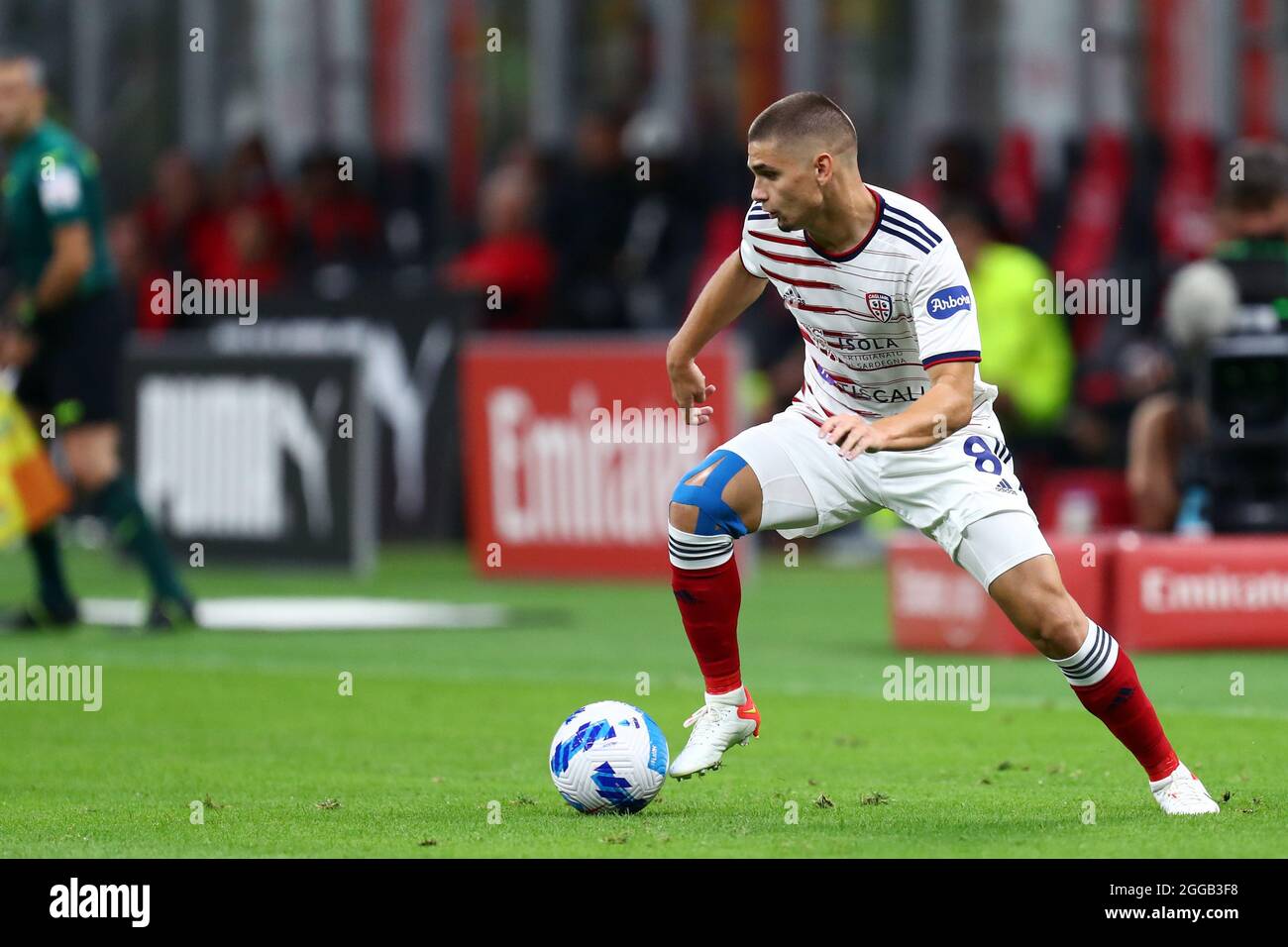 Milano, Italia. 29 agosto 2021. Razvan Marin di Cagliari Calcio controlla la palla durante la Serie A partita tra AC Milano e Cagliari Calcio allo Stadio Giuseppe Meazza . Foto Stock