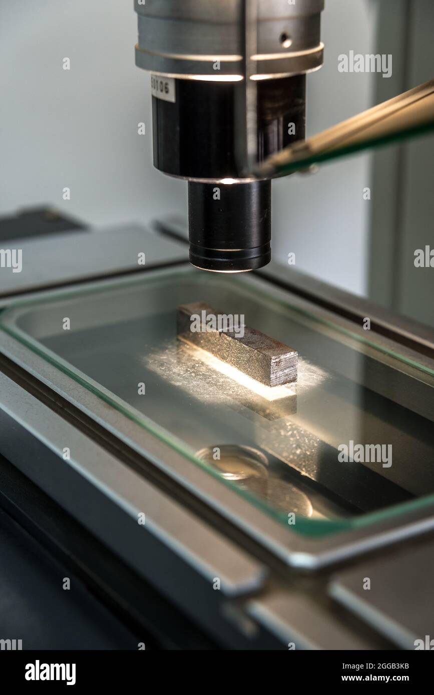 La metallurgia è un ambito di scienza e ingegneria dei materiali che studia il comportamento fisico e chimico degli elementi metallici, i loro intermetallici Foto Stock