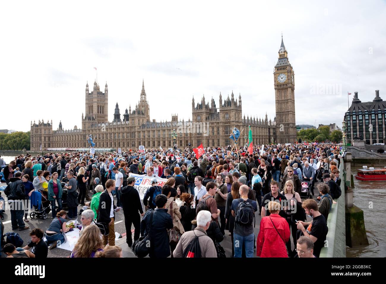 I manifestanti sul Ponte di Westminster protestano contro i tagli al NHS Foto Stock