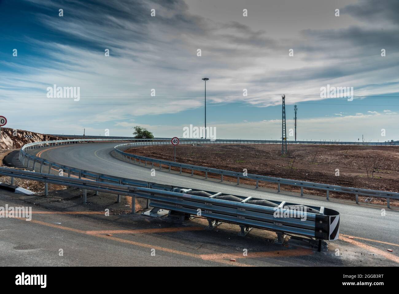 Sicurezza guardrail metallico su una strada rurale Foto Stock