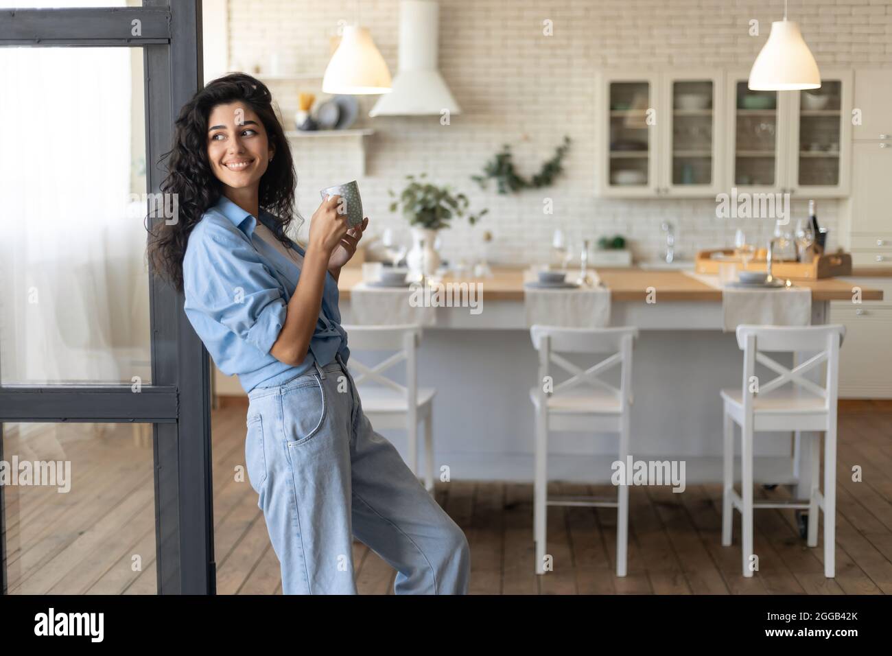 Bella ragazza che si rilassa con una tazza di caffè a casa, spazio copia Foto Stock