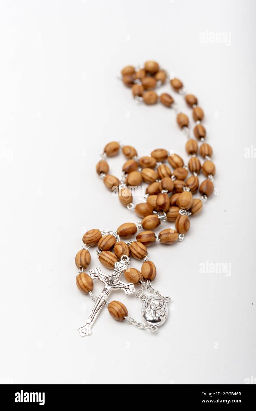 Souvenir cristiani della Terra Santa Rosario in legno di Oliva e crocifisso su sfondo bianco Foto Stock