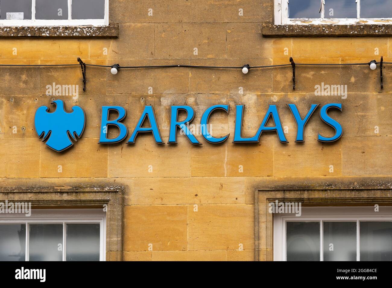 Primo piano sul logo Barclays Bank Eagle e testo su un edificio in pietra vestito di fronte a Stow on the Wold, The Cotswolds, Inghilterra. Tema - Banca rurale Foto Stock